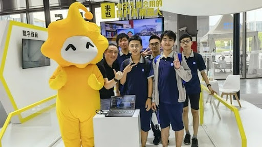 Robot Xiaolai chụp hình cùng fan tại gian sản phẩm công nghệ của Laiye Technology
